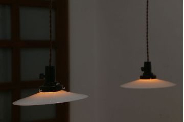 アンティーク　白いガラス製平笠のレトロな天井照明2つセット(1)