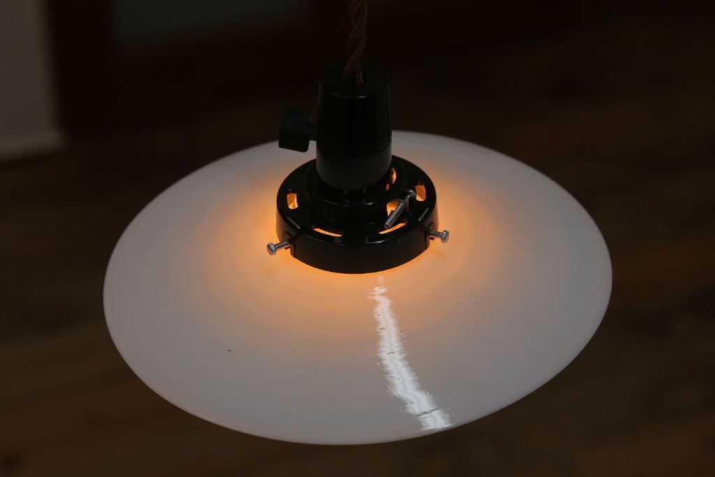 アンティーク　白いガラス製平笠のレトロな天井照明2つセット(1)