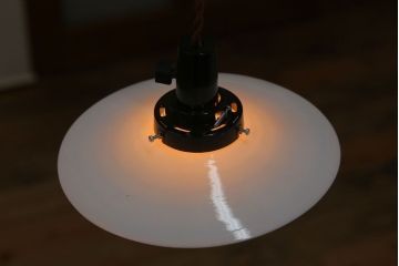 アンティーク　白いガラス製平笠のレトロな天井照明2つセット(1)