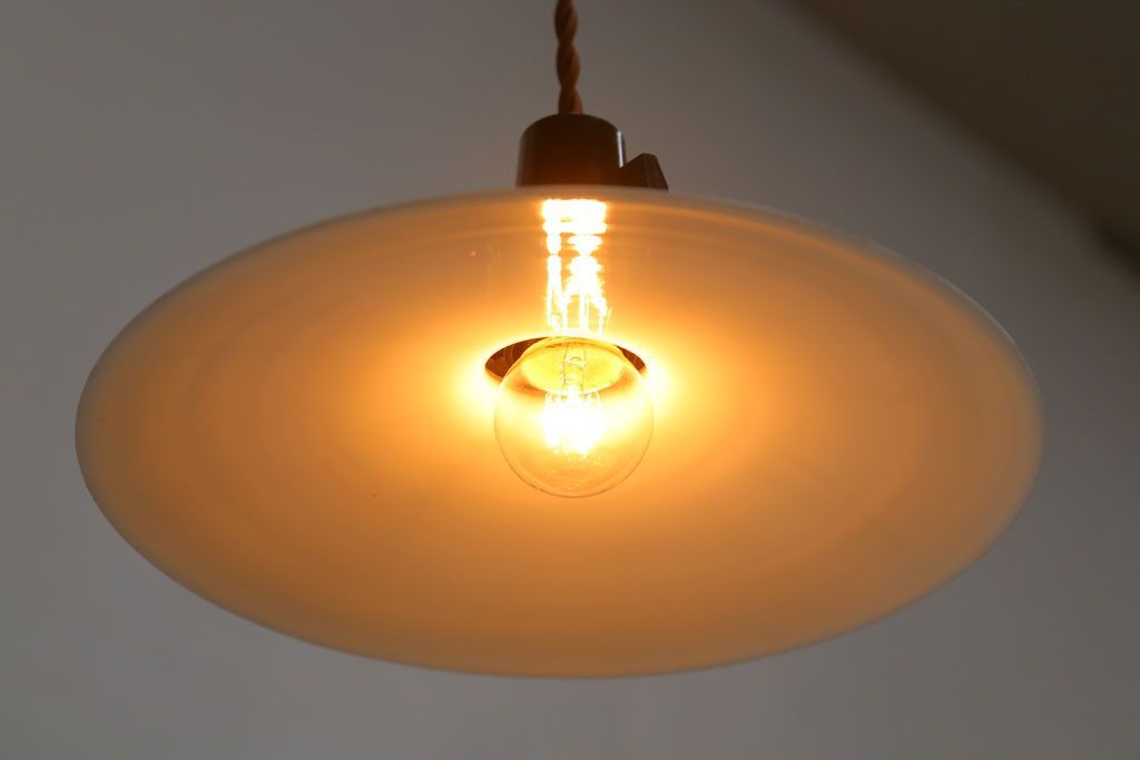 アンティーク　白いガラス製平笠のレトロな天井照明2つセット(1)