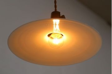 アンティーク　白いガラス製平笠のレトロな天井照明2つセット(1)