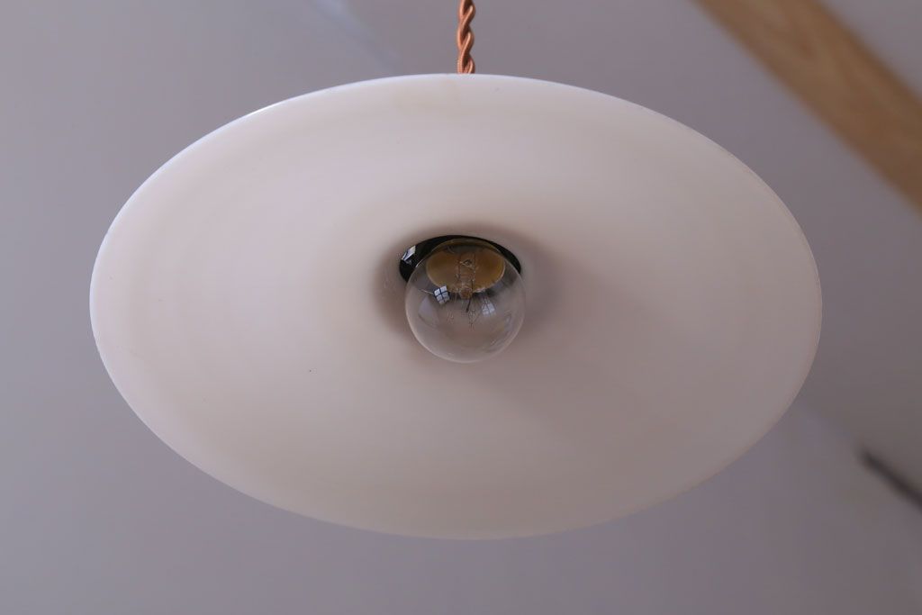 アンティーク　白いガラス製平笠のレトロな天井照明2つセット(1)