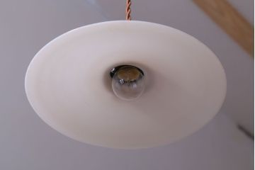 アンティーク　白いガラス製平笠のレトロな天井照明2つセット(1)