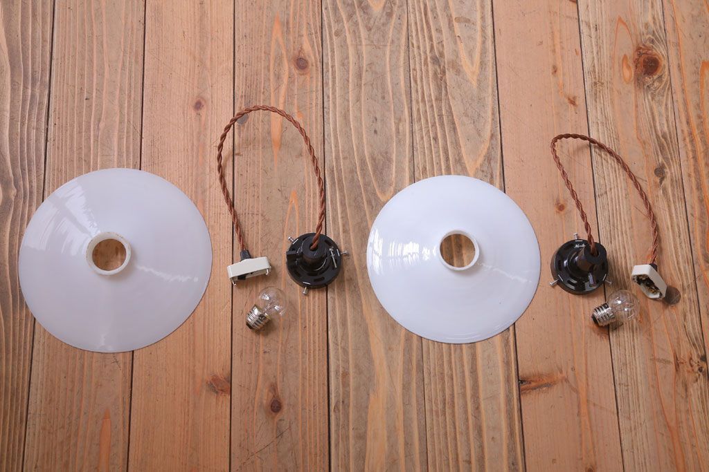 アンティーク　白いガラス製平笠のレトロな天井照明2つセット(1)