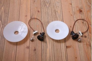 アンティーク　白いガラス製平笠のレトロな天井照明2つセット(1)