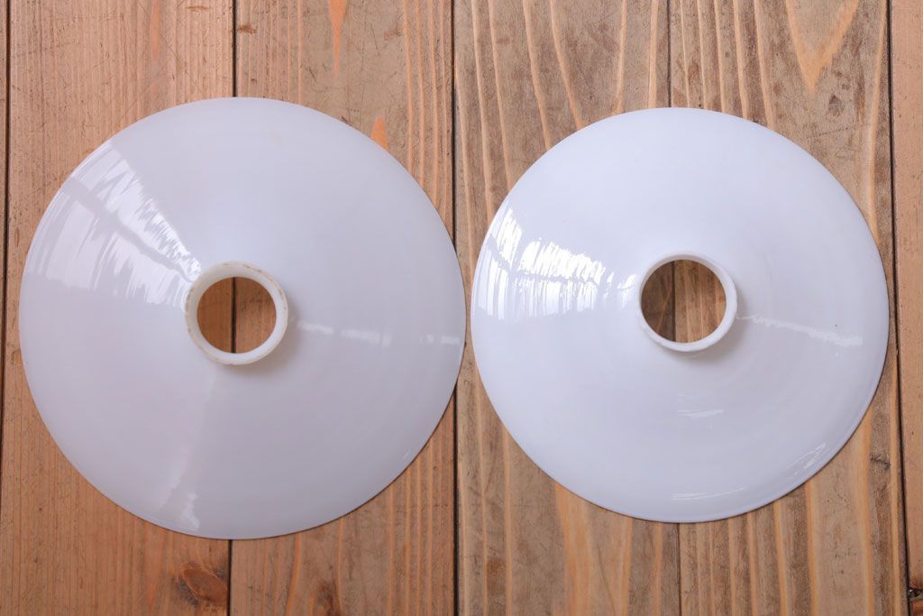 アンティーク　白いガラス製平笠のレトロな天井照明2つセット(1)