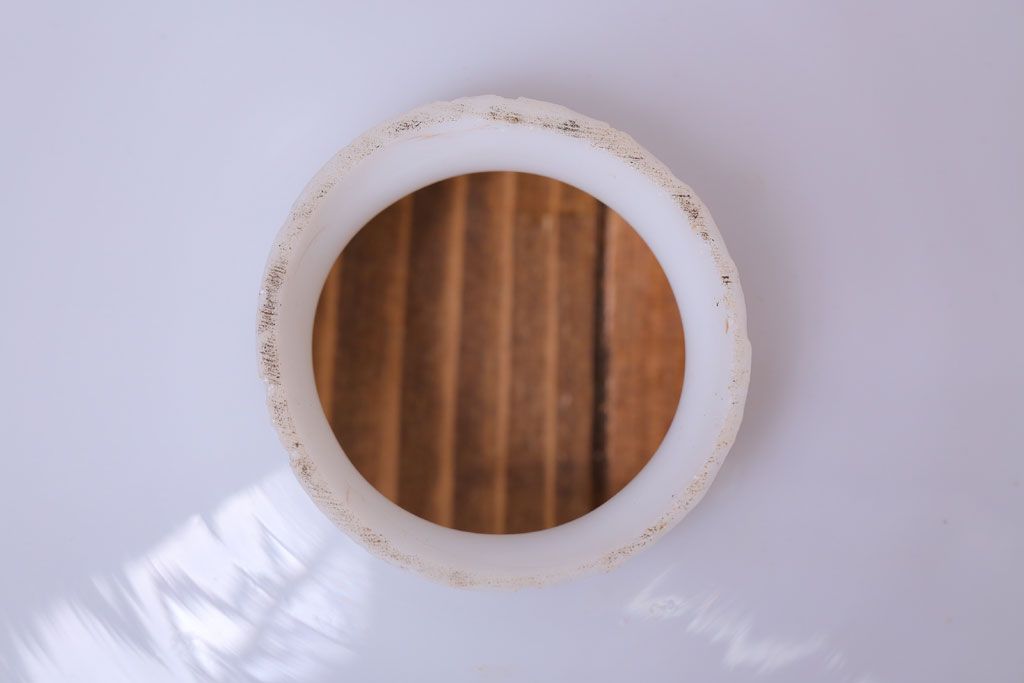 アンティーク　白いガラス製平笠のレトロな天井照明2つセット(1)