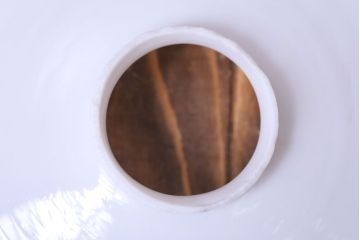 アンティーク　白いガラス製平笠のレトロな天井照明2つセット(1)