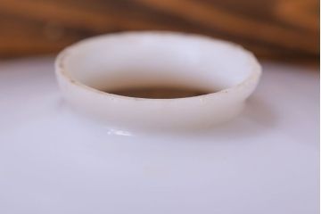 アンティーク　白いガラス製平笠のレトロな天井照明2つセット(1)