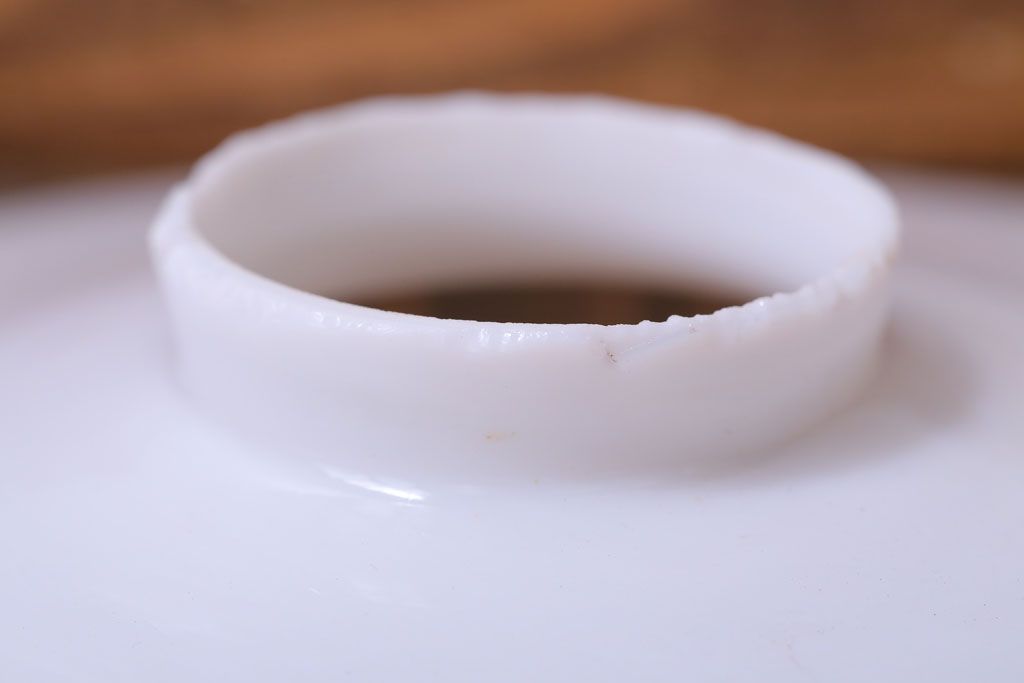 アンティーク　白いガラス製平笠のレトロな天井照明2つセット(1)