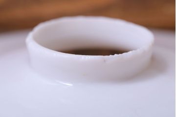 アンティーク　白いガラス製平笠のレトロな天井照明2つセット(1)