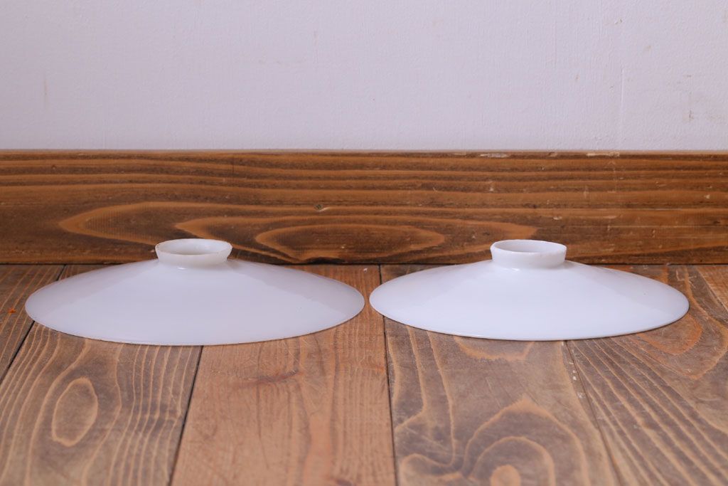 アンティーク　白いガラス製平笠のレトロな天井照明2つセット(1)