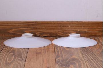 アンティーク　白いガラス製平笠のレトロな天井照明2つセット(1)