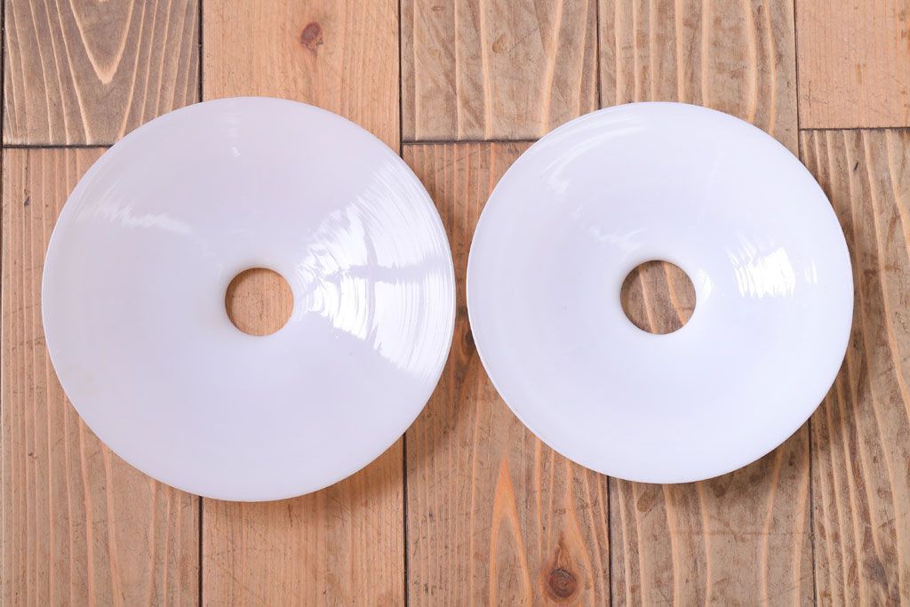 アンティーク　白いガラス製平笠のレトロな天井照明2つセット(1)