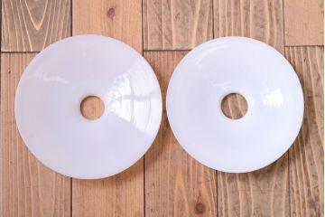 アンティーク　白いガラス製平笠のレトロな天井照明2つセット(1)