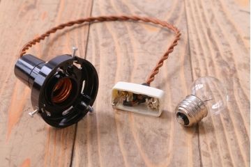 アンティーク　白いガラス製平笠のレトロな天井照明2つセット(1)