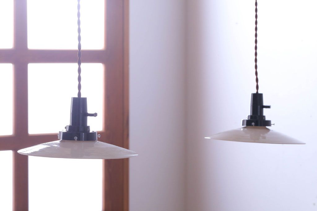 アンティーク　白いガラス製平笠のレトロな天井照明2つセット(2)