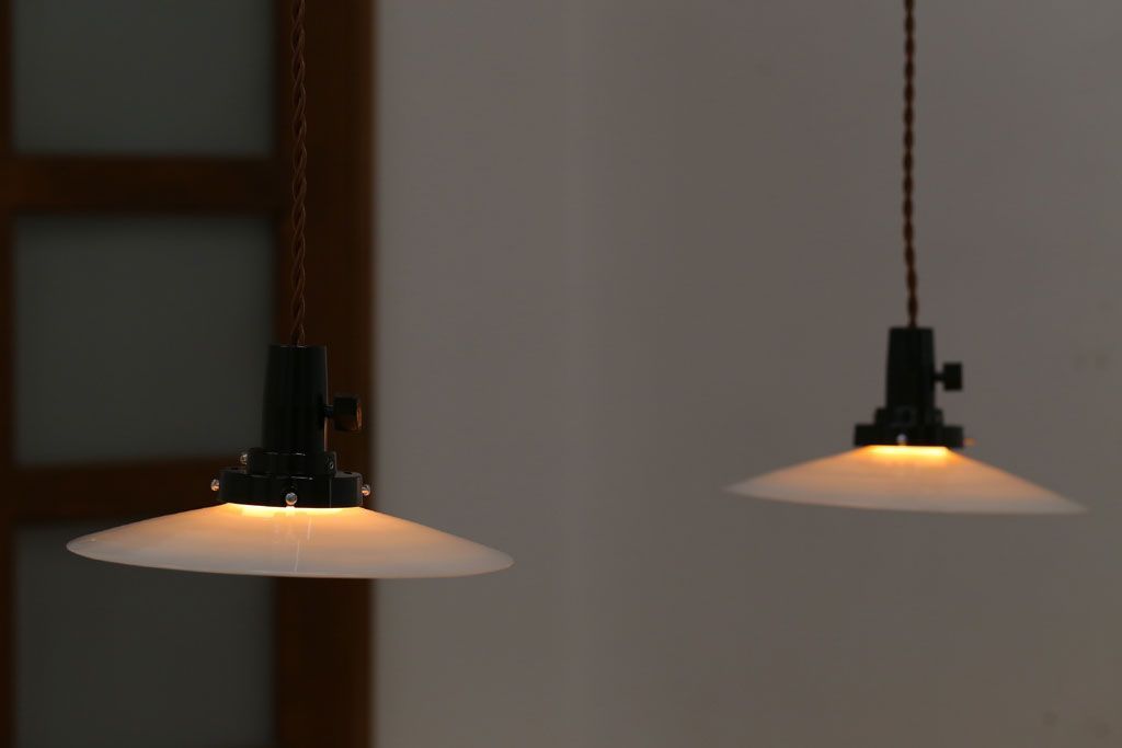 アンティーク　白いガラス製平笠のレトロな天井照明2つセット(2)