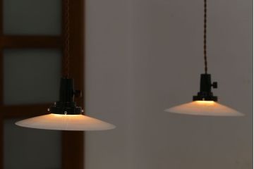 アンティーク　白いガラス製平笠のレトロな天井照明2つセット(2)