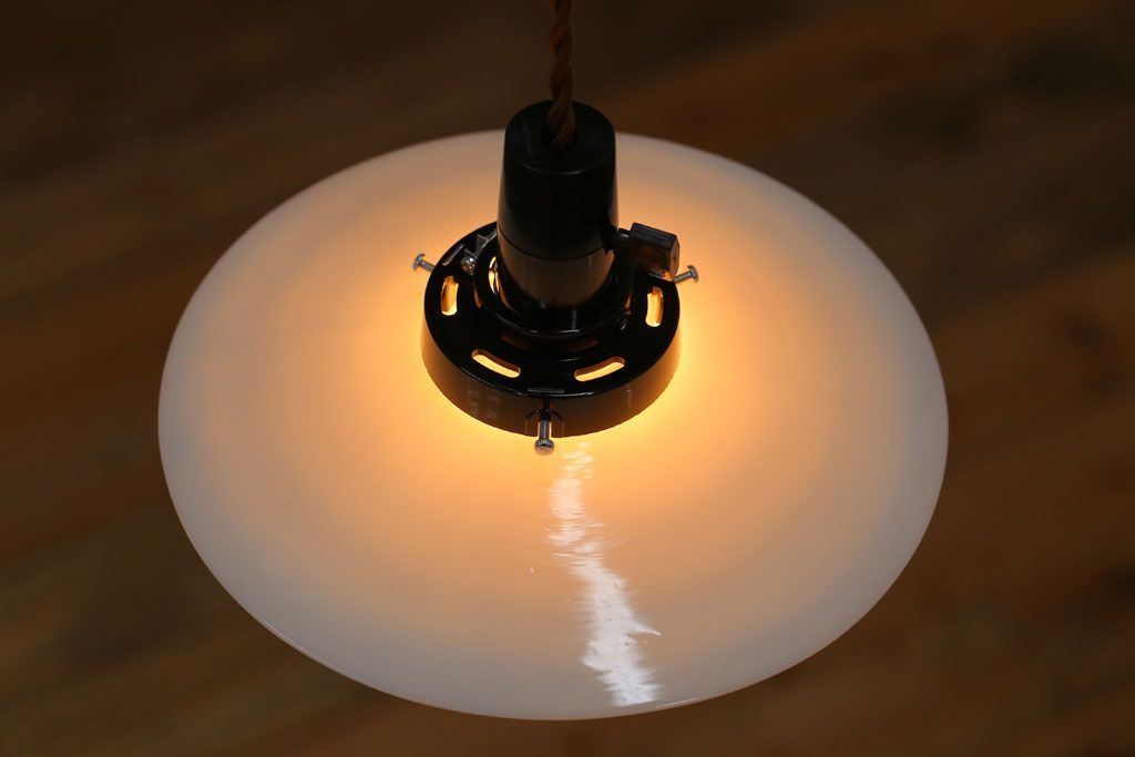 アンティーク　白いガラス製平笠のレトロな天井照明2つセット(2)