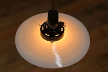 アンティーク　白いガラス製平笠のレトロな天井照明2つセット(2)