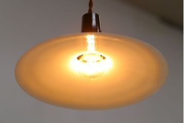 アンティーク　白いガラス製平笠のレトロな天井照明2つセット(2)