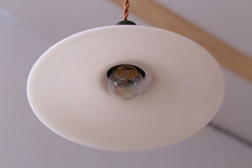 アンティーク　白いガラス製平笠のレトロな天井照明2つセット(2)