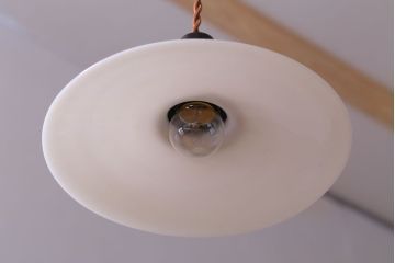 アンティーク　白いガラス製平笠のレトロな天井照明2つセット(2)