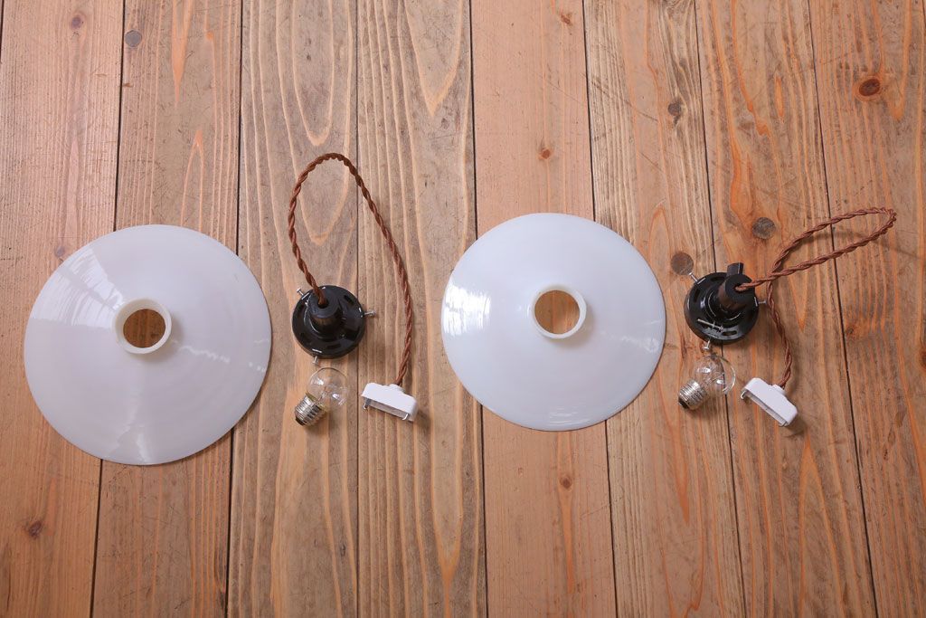 アンティーク　白いガラス製平笠のレトロな天井照明2つセット(2)