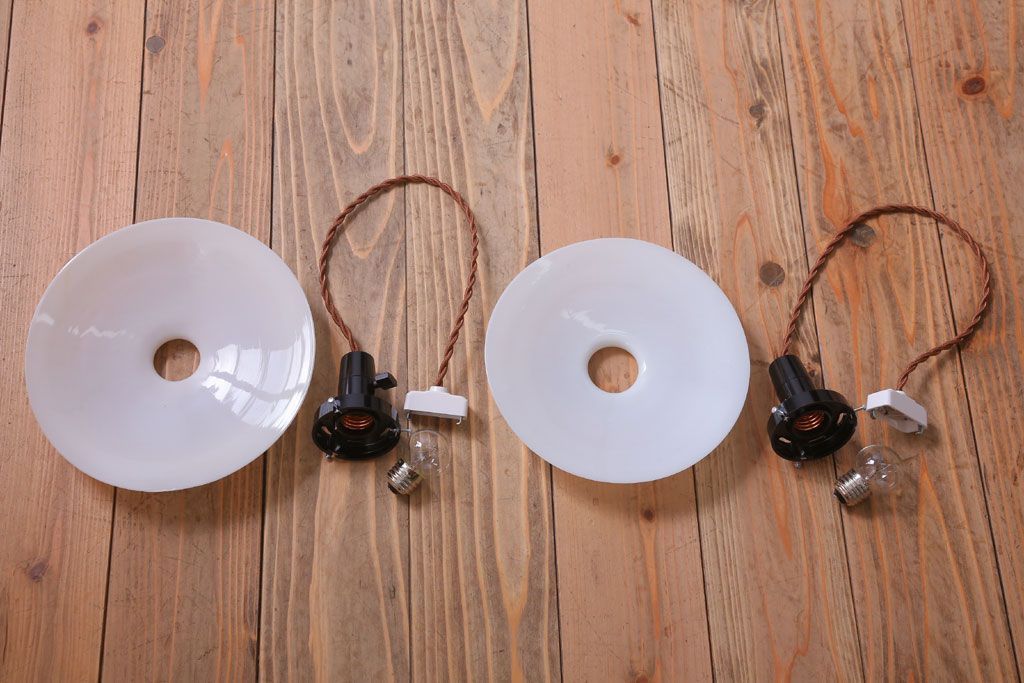 アンティーク　白いガラス製平笠のレトロな天井照明2つセット(2)