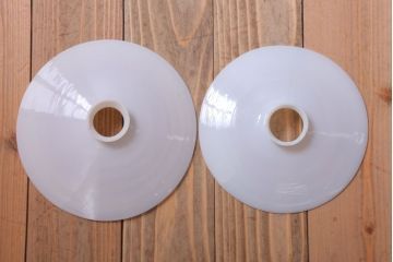 アンティーク　白いガラス製平笠のレトロな天井照明2つセット(2)