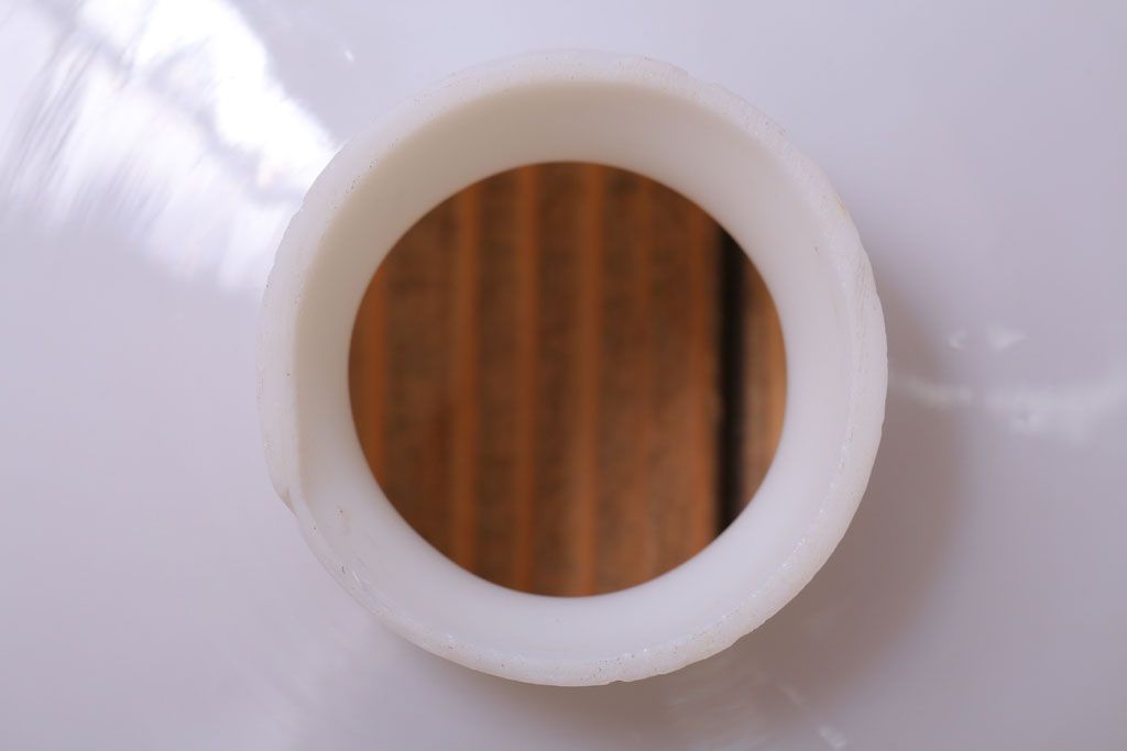 アンティーク　白いガラス製平笠のレトロな天井照明2つセット(2)