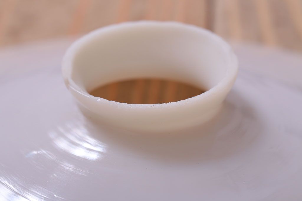 アンティーク　白いガラス製平笠のレトロな天井照明2つセット(2)