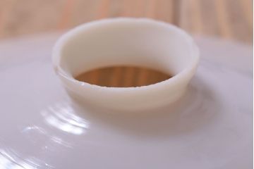 アンティーク　白いガラス製平笠のレトロな天井照明2つセット(2)