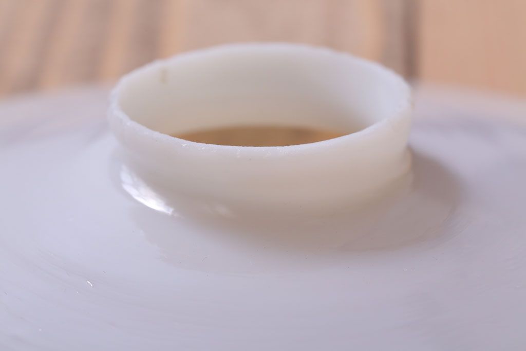 アンティーク　白いガラス製平笠のレトロな天井照明2つセット(2)