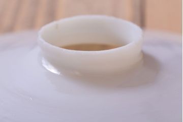 アンティーク　白いガラス製平笠のレトロな天井照明2つセット(2)