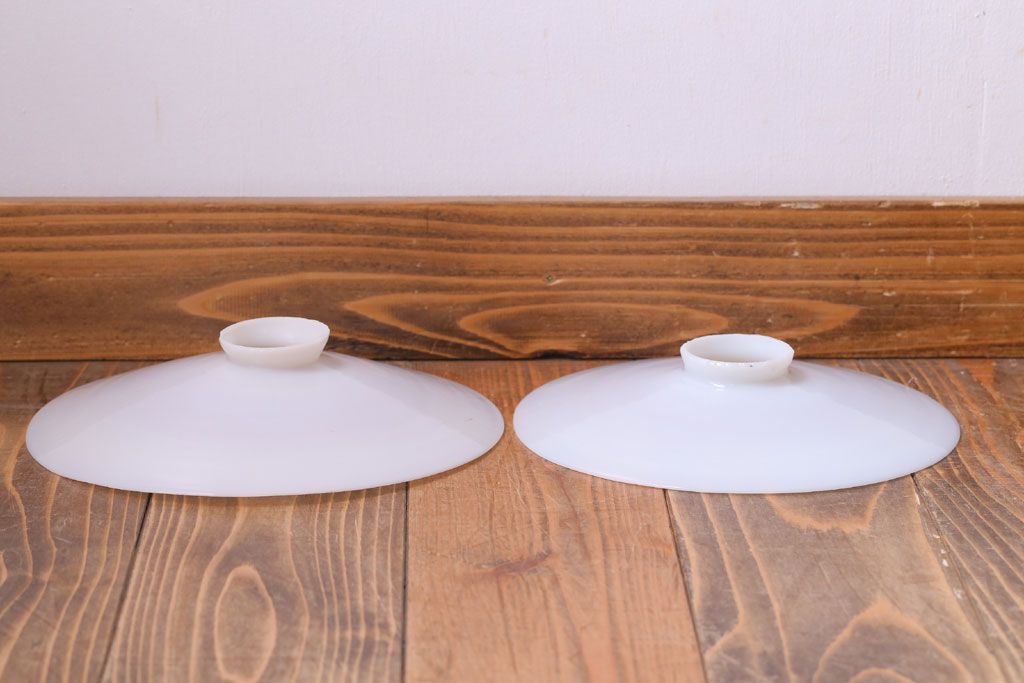 アンティーク　白いガラス製平笠のレトロな天井照明2つセット(2)