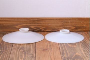 アンティーク　白いガラス製平笠のレトロな天井照明2つセット(2)