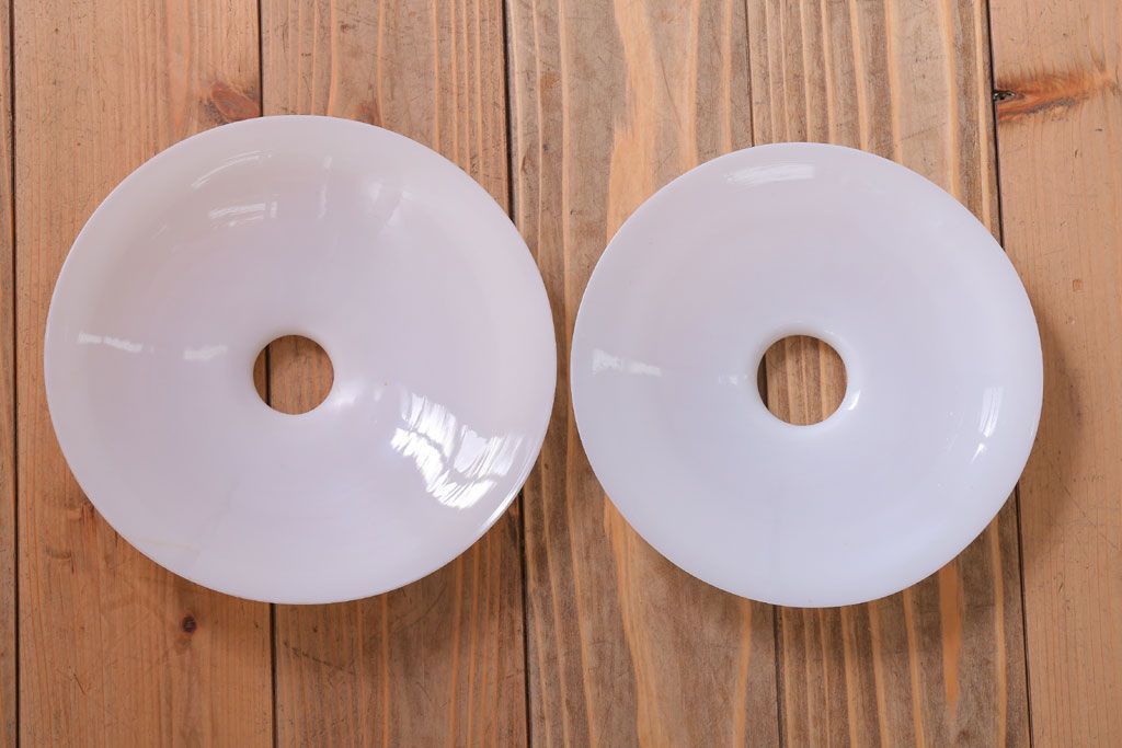 アンティーク　白いガラス製平笠のレトロな天井照明2つセット(2)