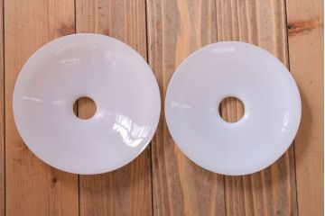 アンティーク　白いガラス製平笠のレトロな天井照明2つセット(2)