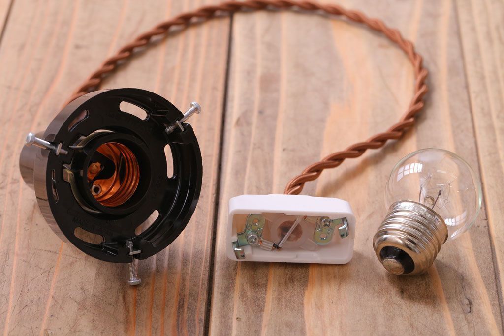 アンティーク　白いガラス製平笠のレトロな天井照明2つセット(2)