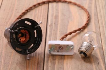 アンティーク　白いガラス製平笠のレトロな天井照明2つセット(2)