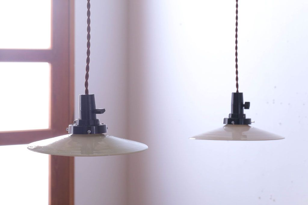 アンティーク　白いガラス製平笠のレトロな天井照明2つセット(3)