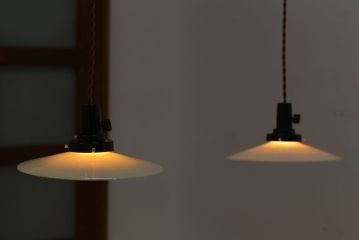 アンティーク　白いガラス製平笠のレトロな天井照明2つセット(3)