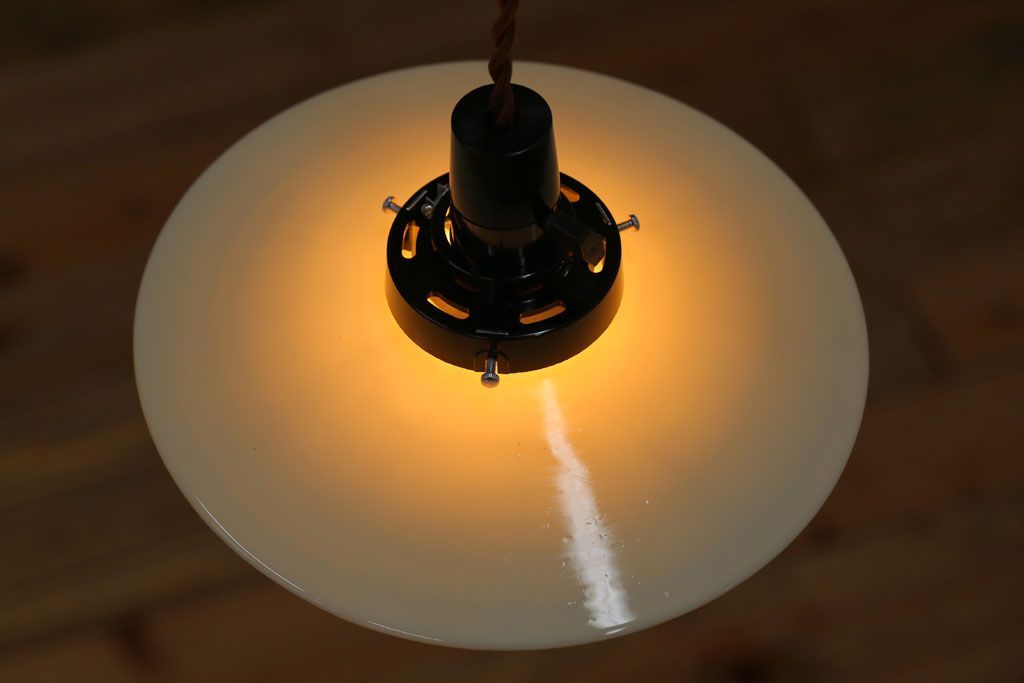 アンティーク　白いガラス製平笠のレトロな天井照明2つセット(3)