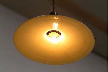 アンティーク　白いガラス製平笠のレトロな天井照明2つセット(3)