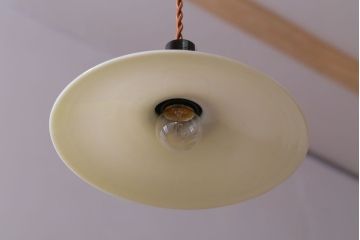 アンティーク　白いガラス製平笠のレトロな天井照明2つセット(3)