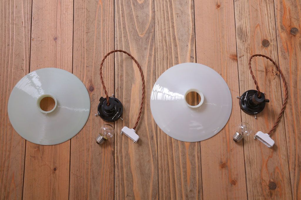 アンティーク　白いガラス製平笠のレトロな天井照明2つセット(3)