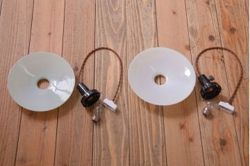 アンティーク　白いガラス製平笠のレトロな天井照明2つセット(3)