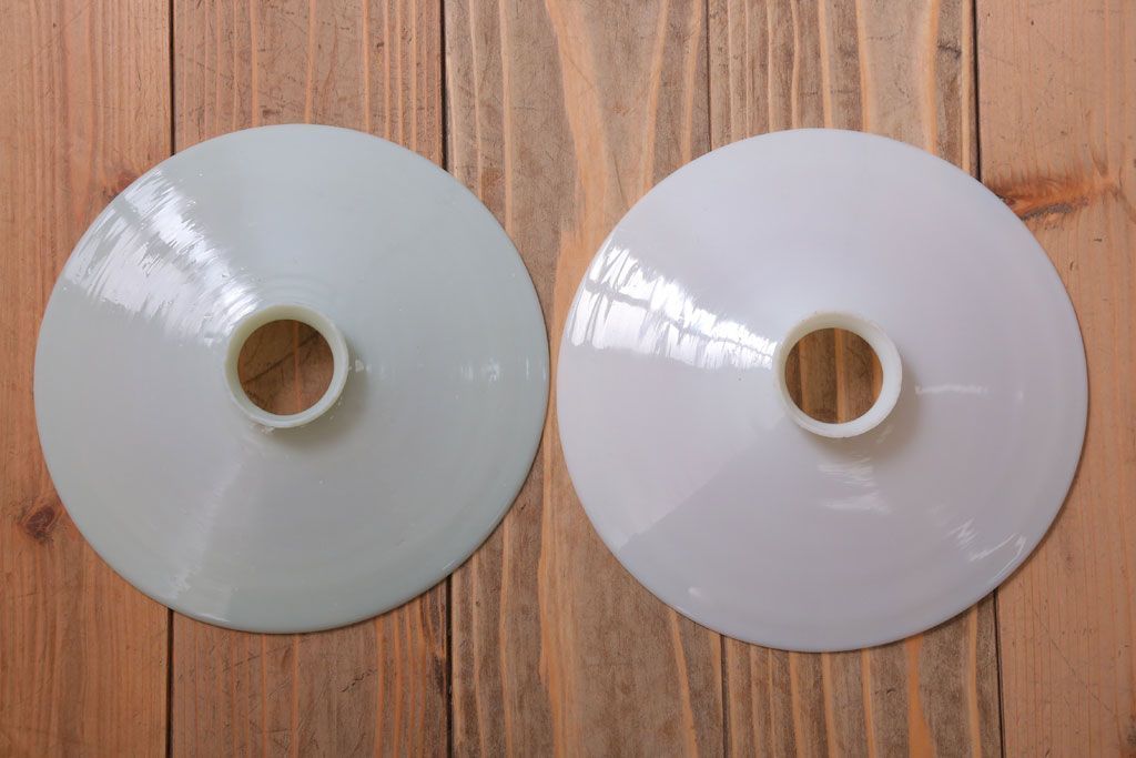 アンティーク　白いガラス製平笠のレトロな天井照明2つセット(3)